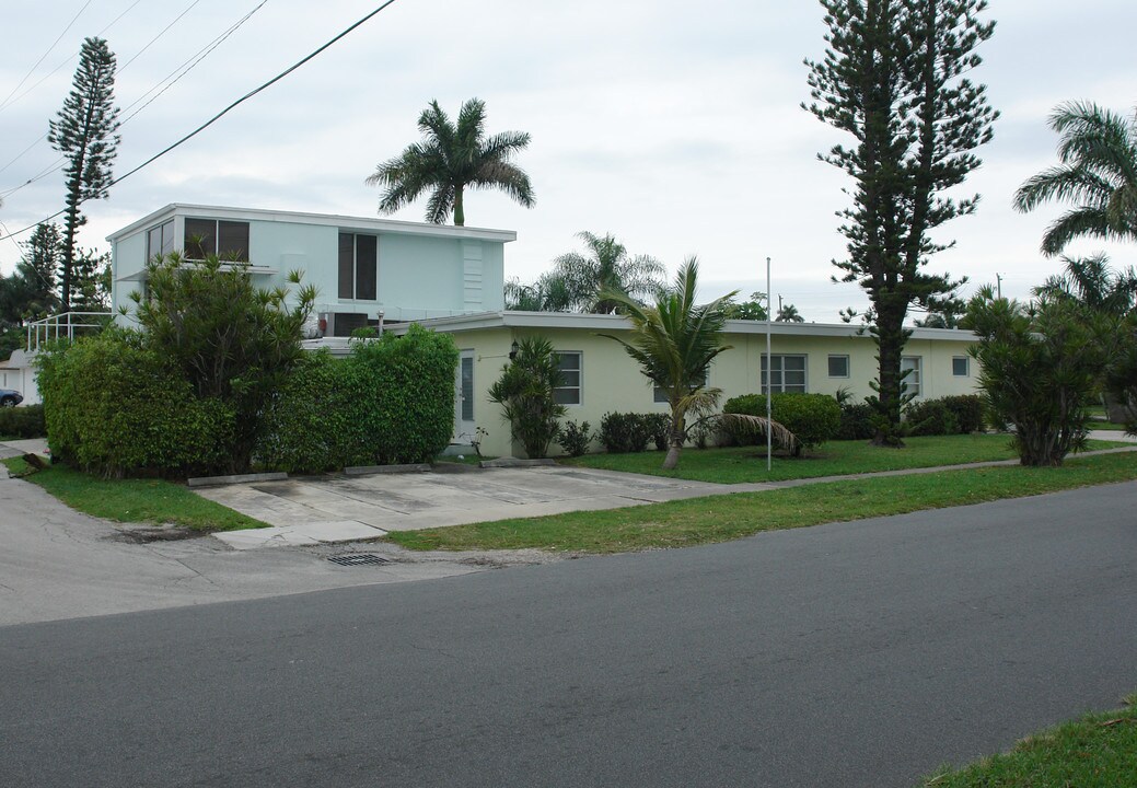 Park Street Villas in Dania, FL - Building Photo