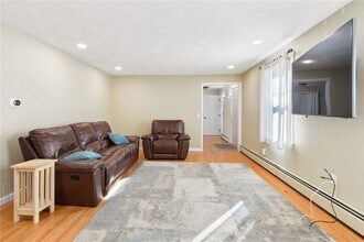 37 Aspen Ct in North Kingstown, RI - Foto de edificio - Building Photo