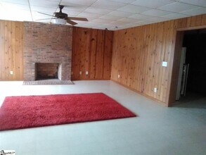1244 E Butler Rd in Greenville, SC - Foto de edificio - Building Photo