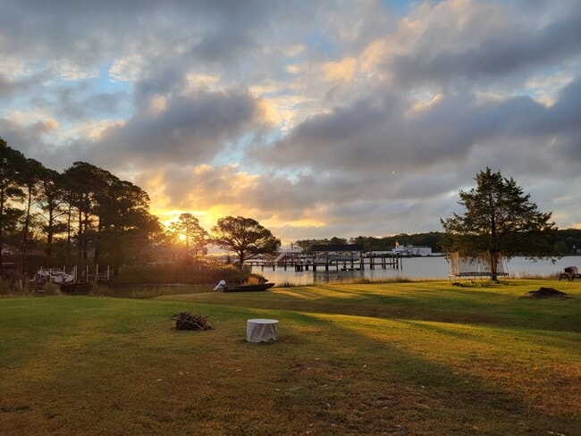 400 Dandy Loop Rd in Yorktown, VA - Building Photo - Building Photo