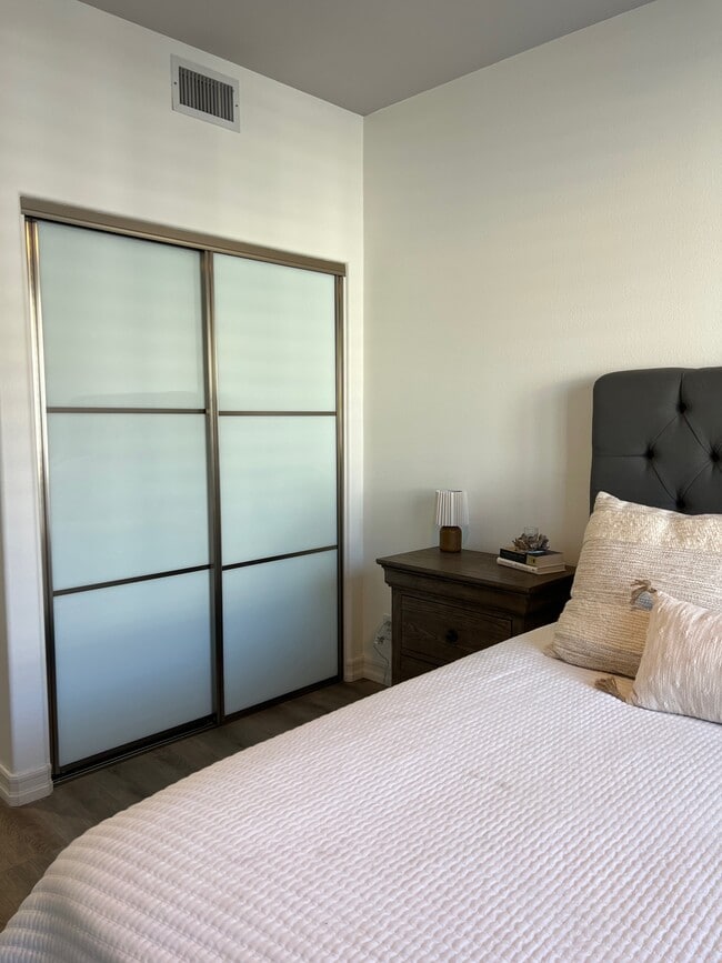 19457 Surfset Dr in Huntington Beach, CA - Building Photo - Building Photo