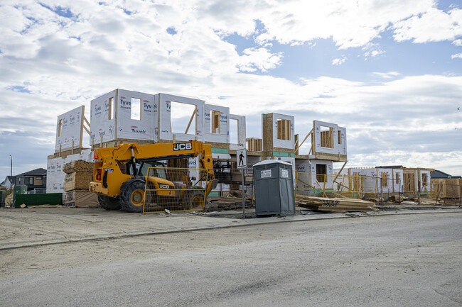 Wooland At Aloine Park in Calgary, AB - Building Photo - Building Photo