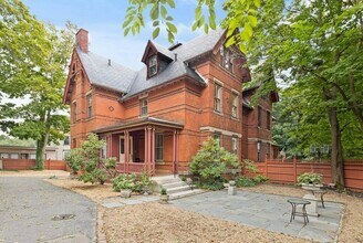 2 Rangeley Rd in Winchester, MA - Building Photo - Building Photo