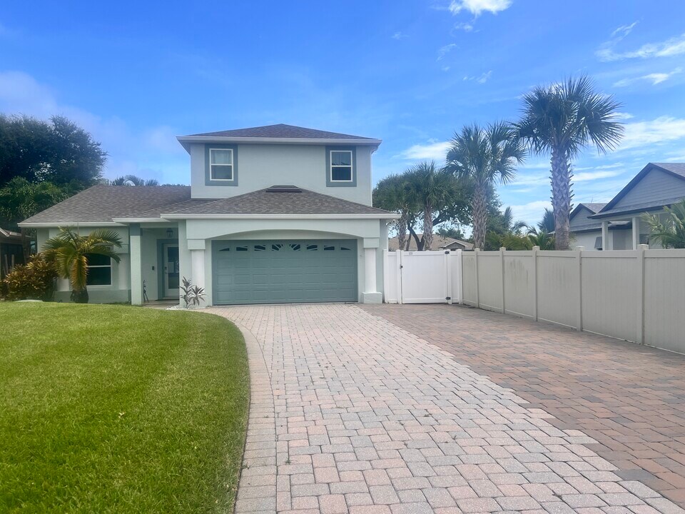 195 River Dr in Melbourne Beach, FL - Building Photo
