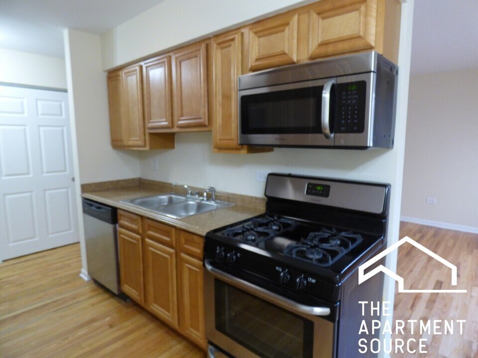 1630 W Estes Ave, Unit 1F in Chicago, IL - Building Photo