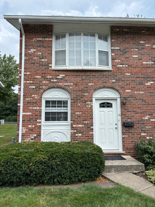 14 S Huffman St in Naperville, IL - Building Photo