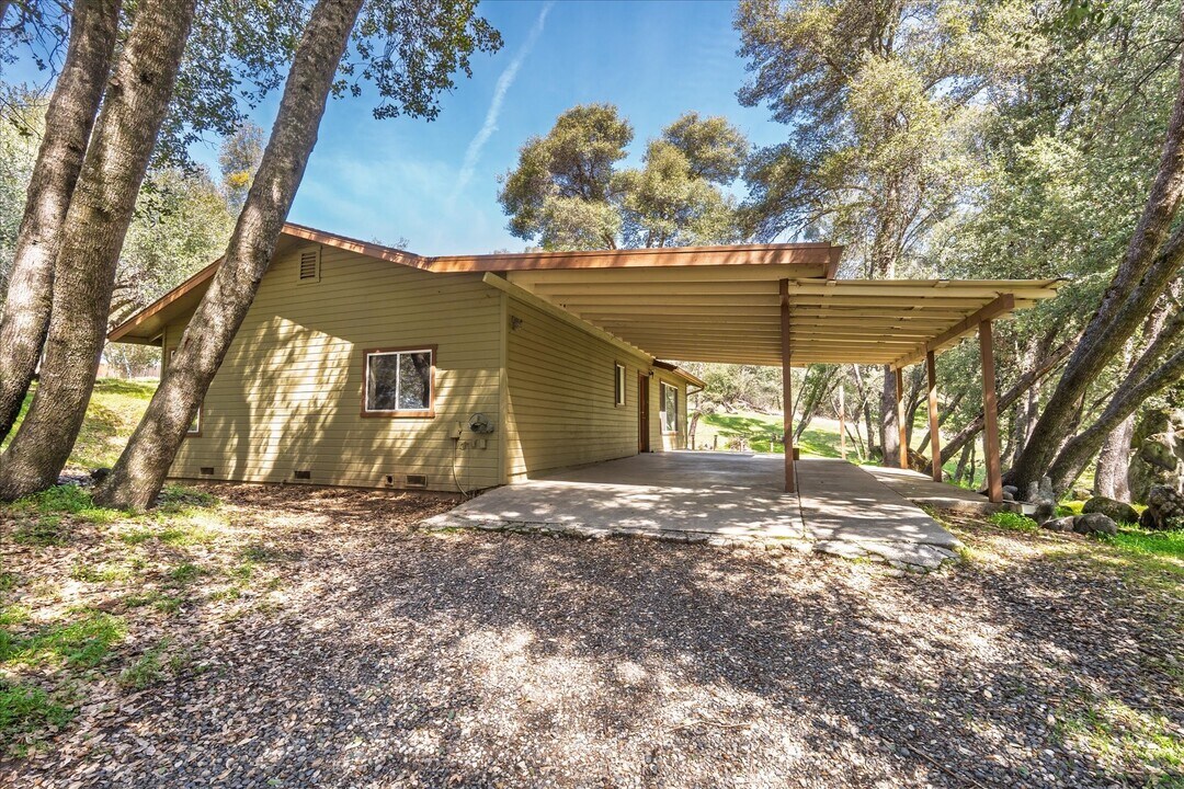 51708 Rd 426 in Oakhurst, CA - Building Photo