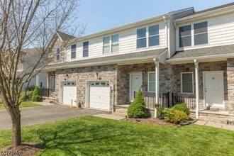 24 DeCroce Ct in Parsippany Troy Hills, NJ - Building Photo - Building Photo