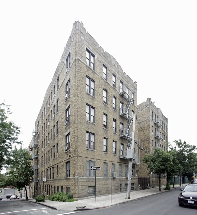 2820 Decatur Ave in Bronx, NY - Foto de edificio