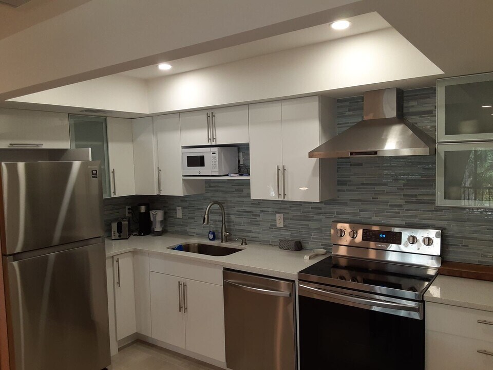 631 N Orange Ave in Sarasota, FL - Building Photo