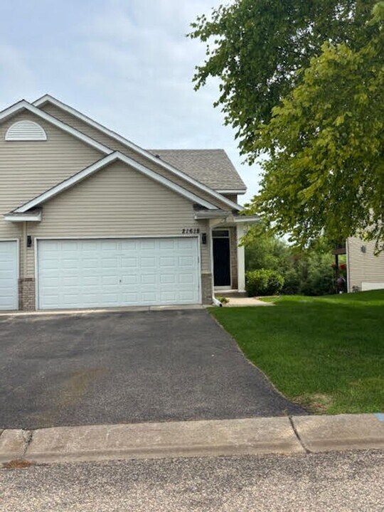 21618 Evergreen Trail in Rogers, MN - Foto de edificio