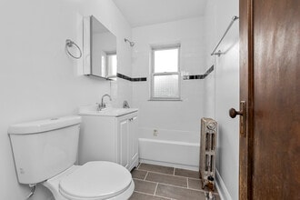 1934 W Estes Ave, Unit 34-2E in Chicago, IL - Building Photo - Building Photo