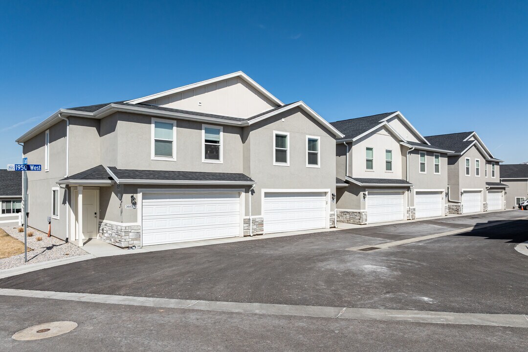 Abington Heights Townhomes in Roy, UT - Building Photo
