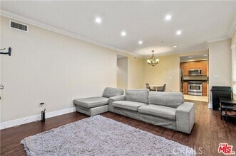 1401 S St Andrews Pl, Unit 103 in Los Angeles, CA - Foto de edificio - Building Photo