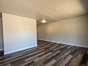 52 Sandra Ln in Eugene, OR - Building Photo - Building Photo