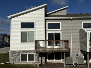 9788 Crestview Dr in Waukee, IA - Building Photo - Building Photo