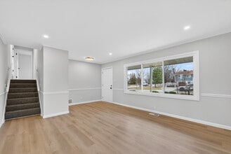 500 Colgate Ct in Hoffman Estates, IL - Building Photo - Building Photo