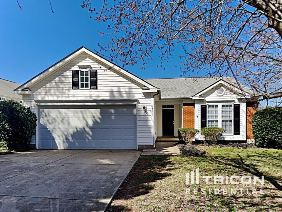 6955 Kentucky Derby Dr in Charlotte, NC - Building Photo