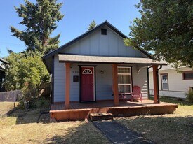 920 F St in Centralia, WA - Building Photo