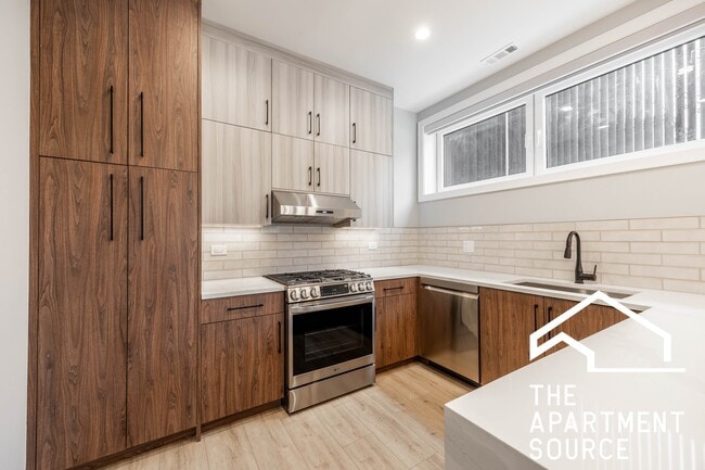 2355 W Flournoy St, Unit G02 in Chicago, IL - Foto de edificio - Building Photo