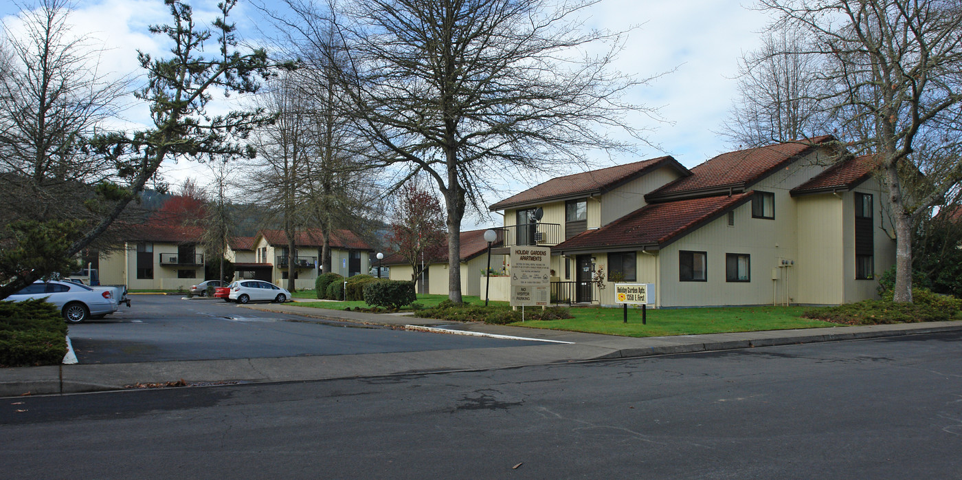 Big Valley - Sutherlin in Sutherlin, OR - Building Photo