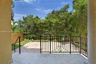 592 Fernwood Rd in Key Biscayne, FL - Building Photo - Building Photo