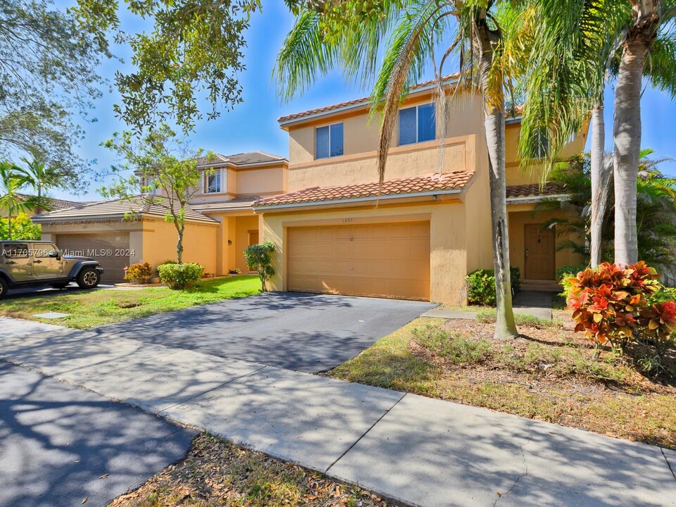 1495 Estancia Cir in Weston, FL - Building Photo