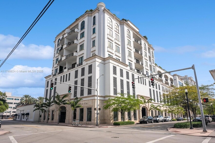 275 Giralda Ave in Coral Gables, FL - Building Photo