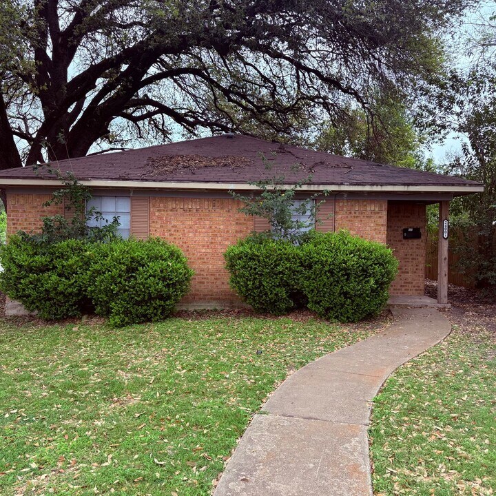 2400 Alexander Ave in Waco, TX - Building Photo