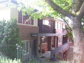 PD Parkdell Apartments in Seattle, WA - Building Photo - Building Photo