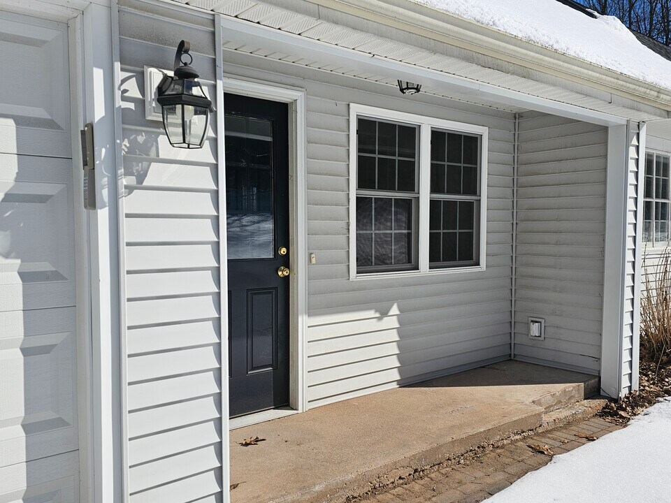 119 Ash Swamp Rd in Glastonbury, CT - Building Photo