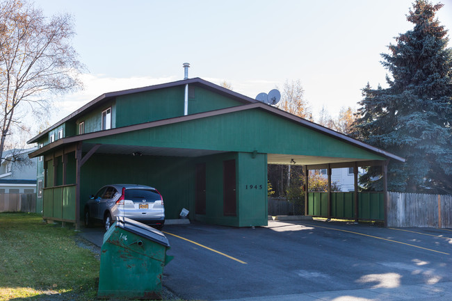 1945 Karluk St in Anchorage, AK - Foto de edificio - Building Photo