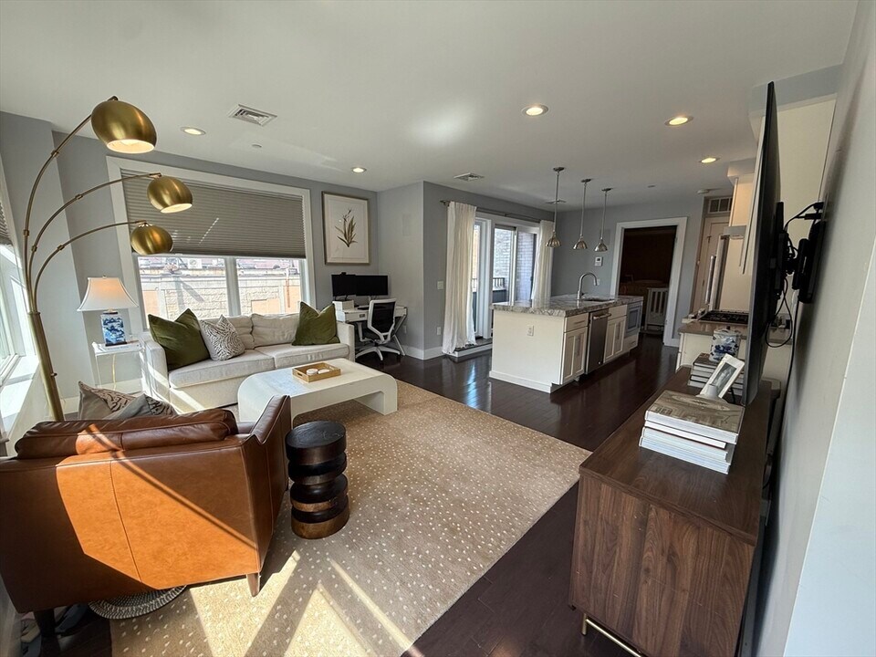 150 W Broadway in Boston, MA - Building Photo