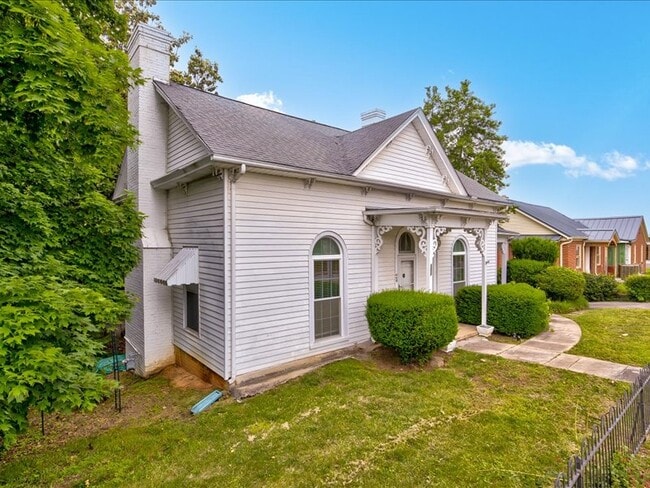 property at 317 W Broadway Ave