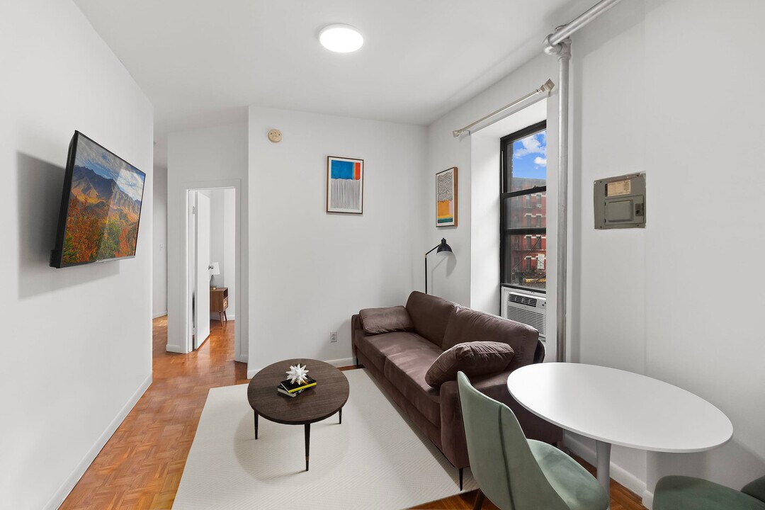 235 E 89th St in New York, NY - Building Photo