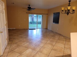 570 Princess Dr in Margate, FL - Foto de edificio - Building Photo