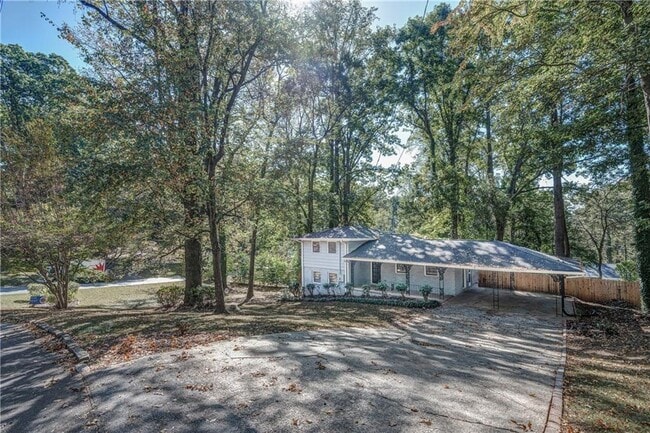 property at 3823 Kingswood Dr