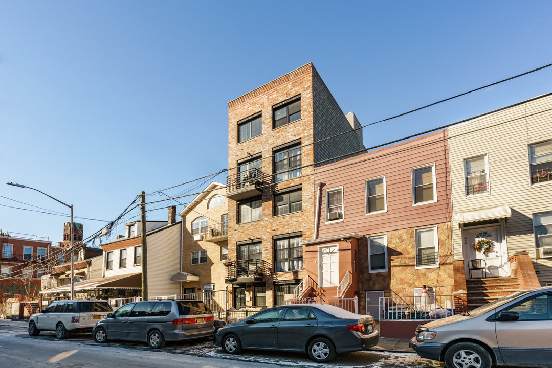 39 Troutman St in Brooklyn, NY - Building Photo