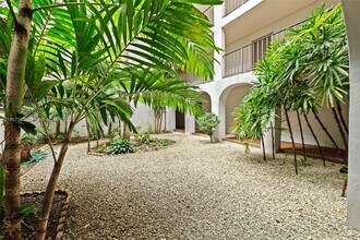 8107 SW 72nd Ave in Miami, FL - Building Photo - Building Photo