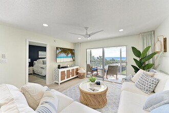 8630 Midnight Pass Rd in Sarasota, FL - Building Photo - Building Photo