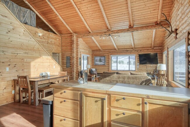5406 Henrys Lake Rd in Island Park, ID - Building Photo - Building Photo