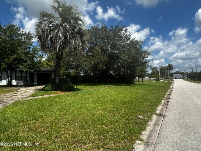 1662 Hawaii Dr E in Jacksonville, FL - Foto de edificio - Building Photo
