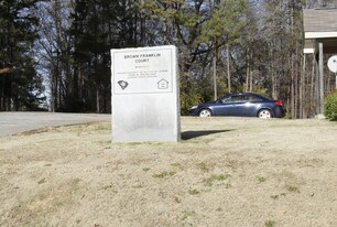 Brown Franklin Court in Laurens, SC - Foto de edificio - Building Photo