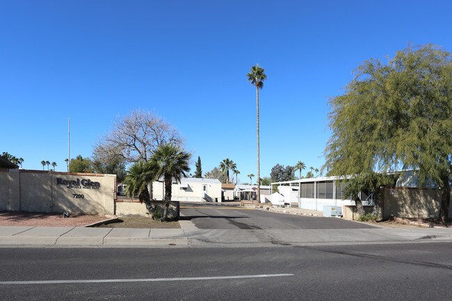 Royal Glen Mobile Home Park in Glendale, AZ - Foto de edificio - Building Photo