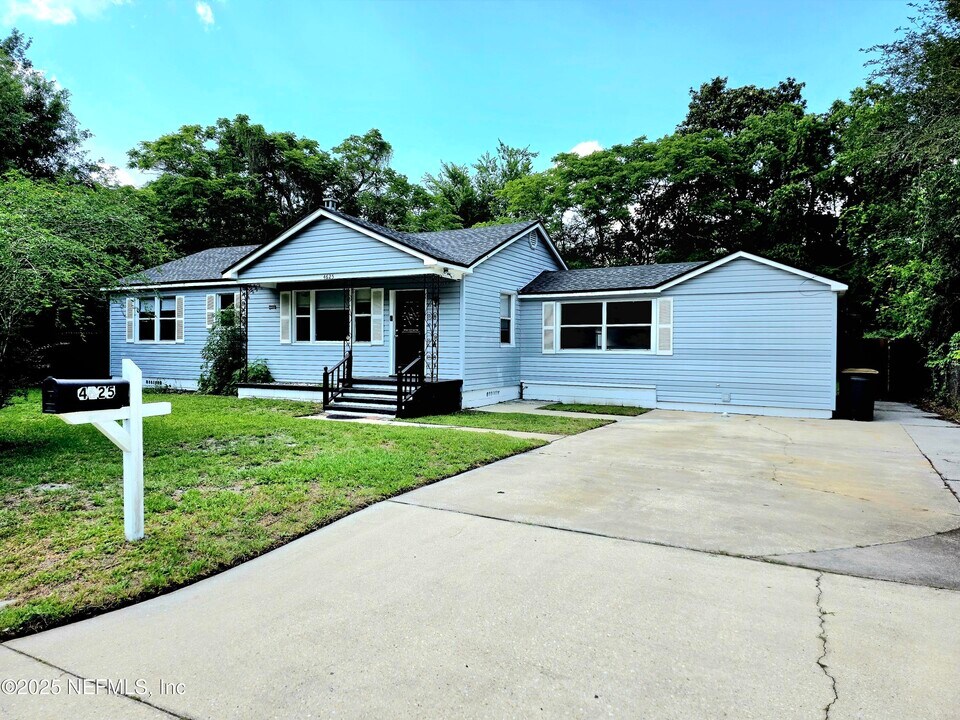 4625 Alpha Ave in Jacksonville, FL - Foto de edificio