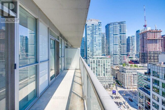 352-2352 Front St W in Toronto, ON - Building Photo - Building Photo