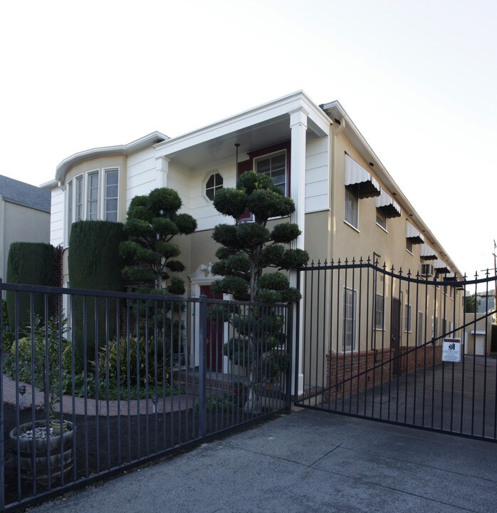 10940 Moorpark St in Studio City, CA - Building Photo