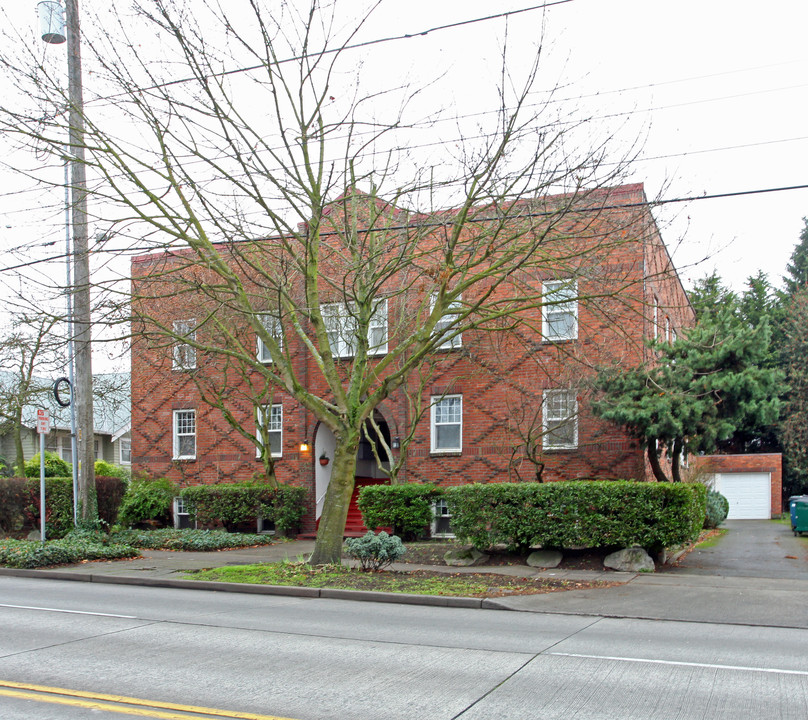 Aristo Apartments in Seattle, WA - Building Photo