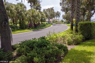 3460 Lakeview Isle Ct in Ft. Myers, FL - Foto de edificio - Building Photo