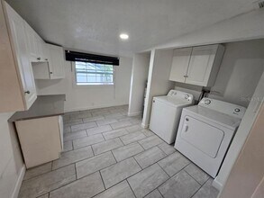 712 S Clyde Ave in Kissimmee, FL - Foto de edificio - Building Photo